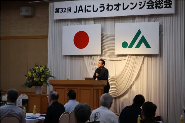 第32回 JAにしうわオレンジ会総会の会場で講演する様子