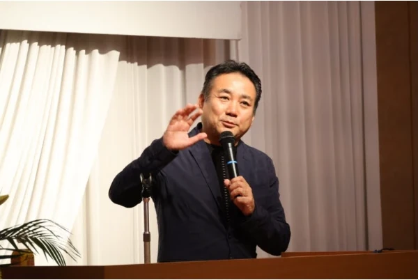 身振りを交えて講演する中本真吾